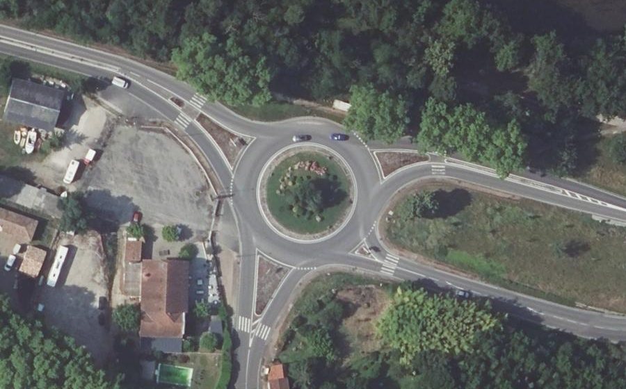 Vue aérienne du Rond-point anonyme n°139399575