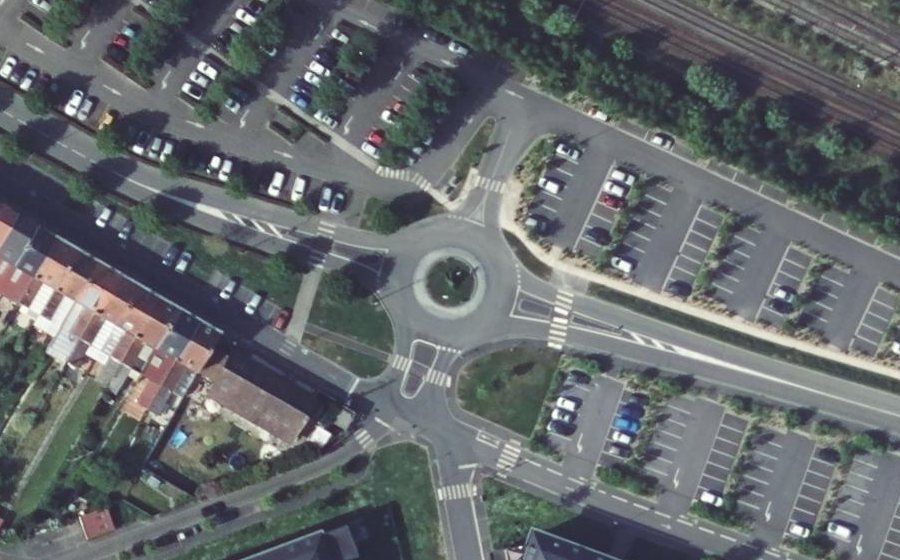 Vue aérienne du Rond-point anonyme n°139417652