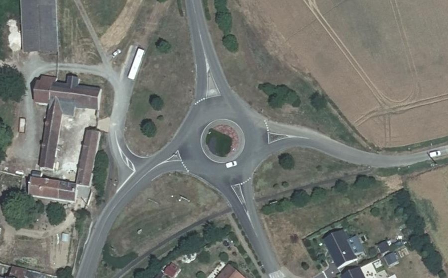 Vue aérienne du Rond-point anonyme n°139456936