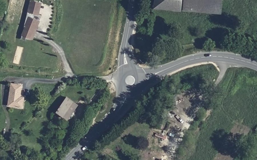 Vue aérienne du Rond-point anonyme n°1394813633