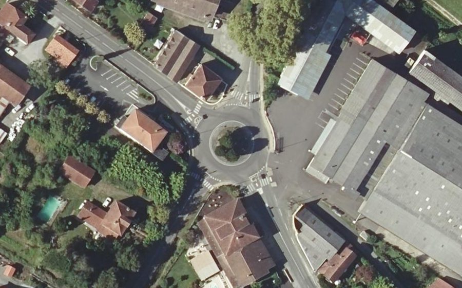 Vue aérienne du Rond-point anonyme n°139502042