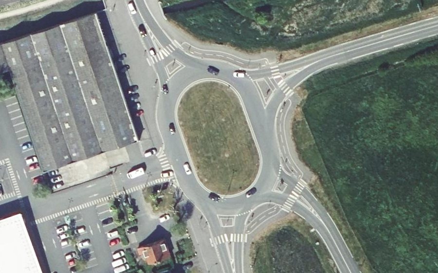 Vue aérienne du Rond-point anonyme n°1395344176