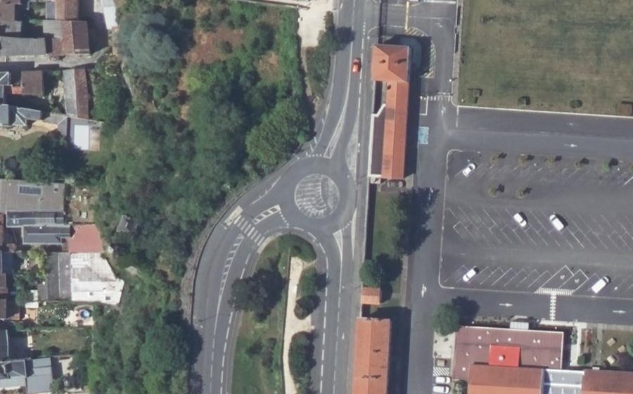 Vue aérienne du Rond-point anonyme n°139554347