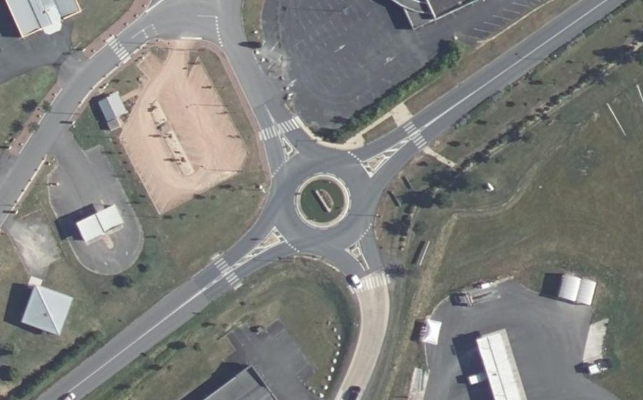 Vue aérienne du Rond-point anonyme n°139609495