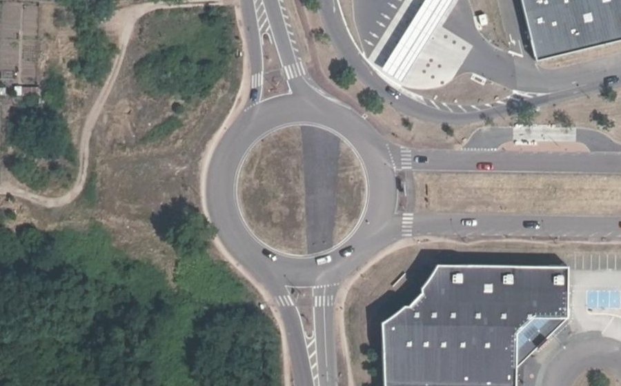 Vue aérienne du Rond-point anonyme n°139609806