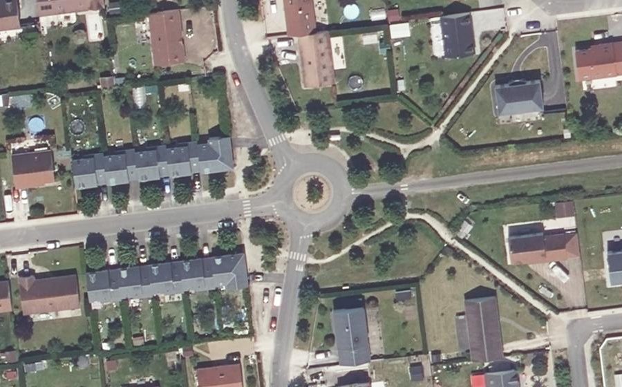 Vue aérienne du Rond-point anonyme n°139630654