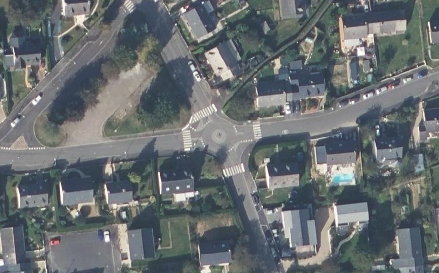 Vue aérienne du Rond-point anonyme n°139710722