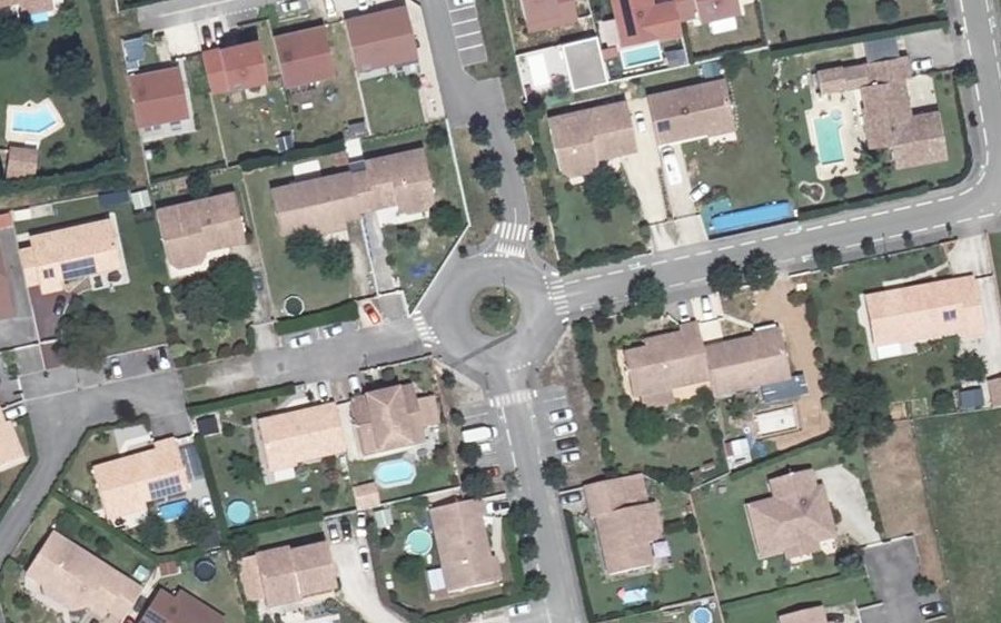 Vue aérienne du Rond-point anonyme n°139732888
