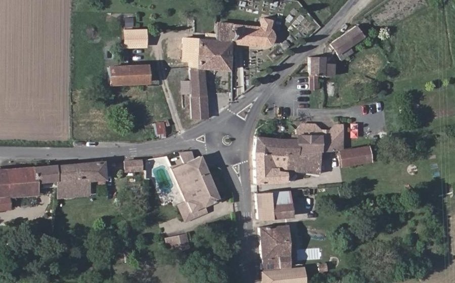 Vue aérienne du Rond-point anonyme n°139733408