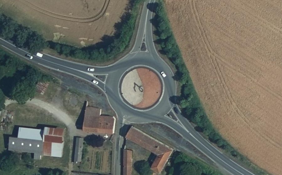 Vue aérienne du Rond-point anonyme n°139758469
