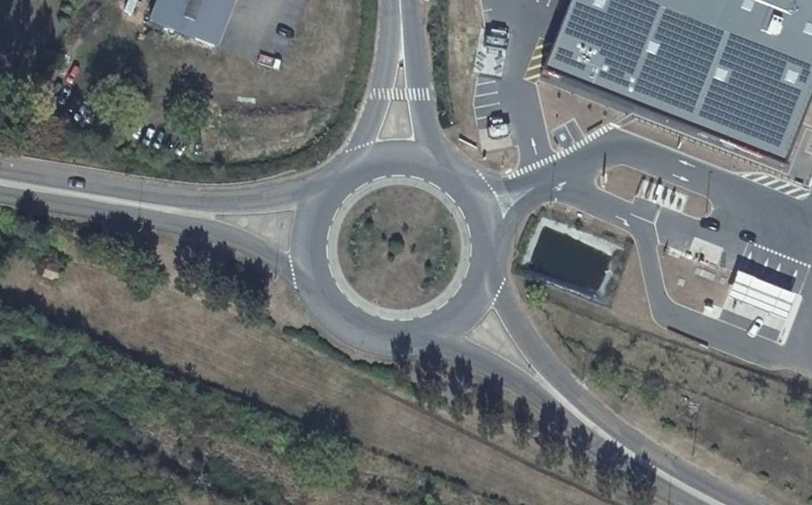 Vue aérienne du Rond-point anonyme n°139856006