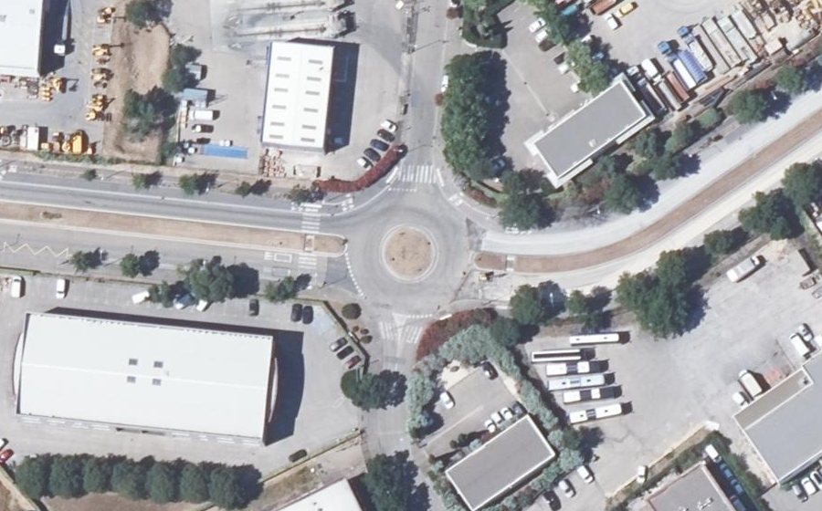 Vue aérienne du Rond-point anonyme n°140144678