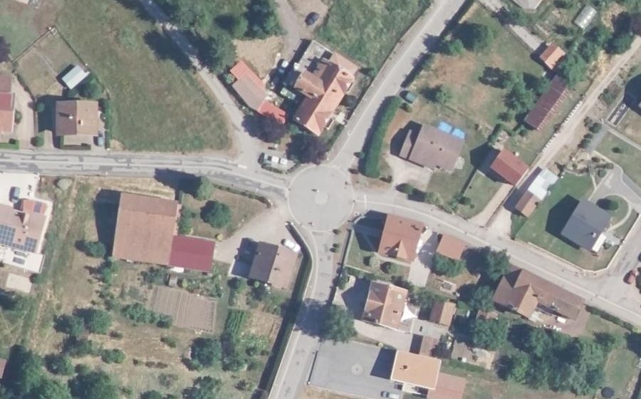 Vue aérienne du Rond-point anonyme n°140170744