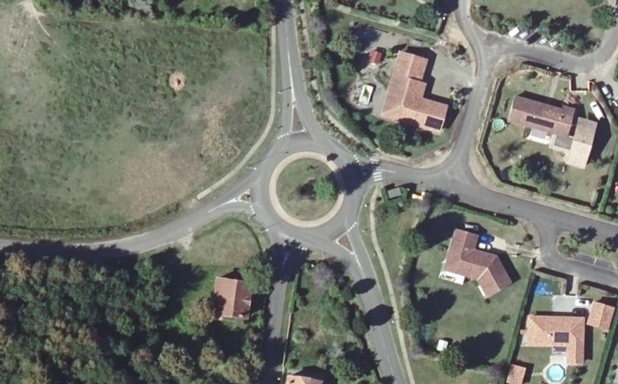 Vue aérienne du Rond-point anonyme n°140214506