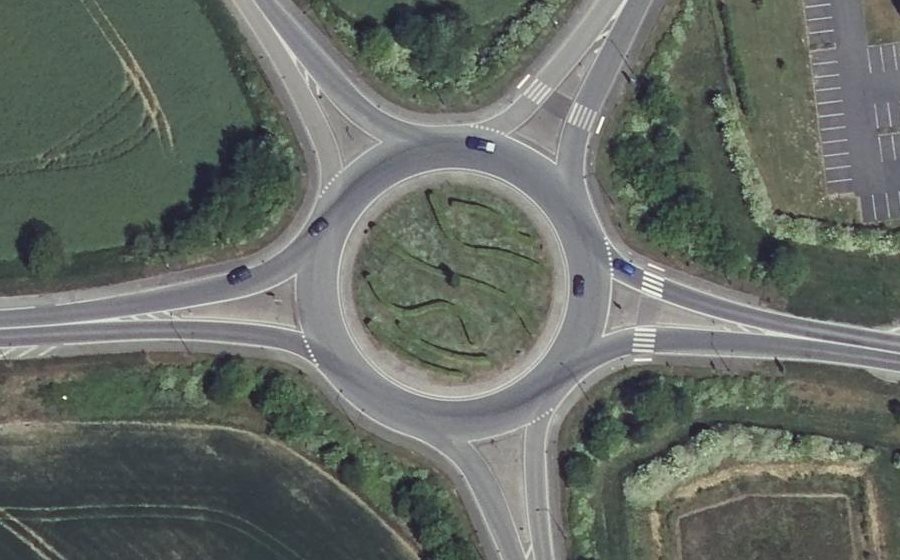 Vue aérienne du Rond-point anonyme n°140236078