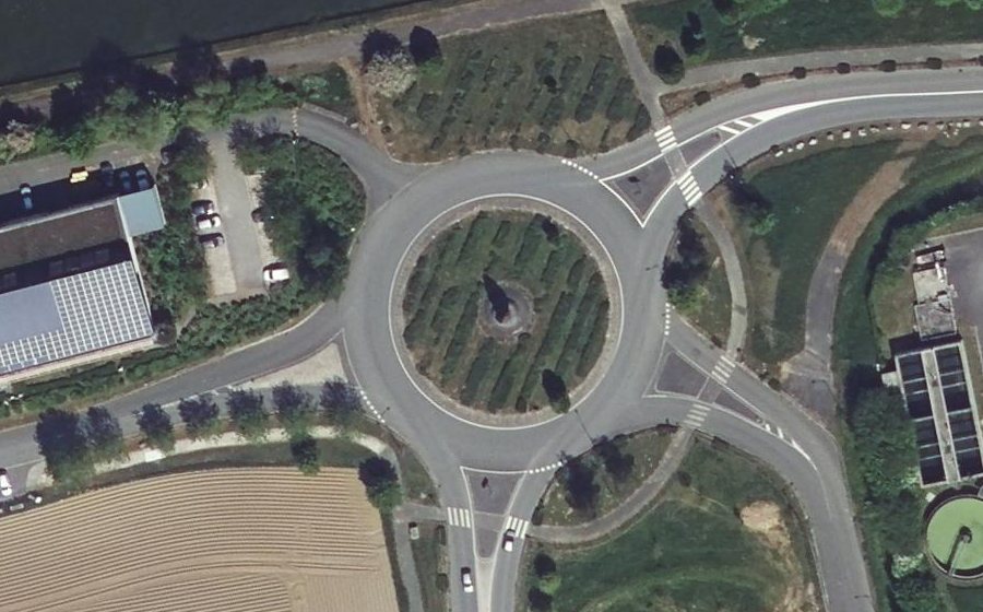 Vue aérienne du Rond-point anonyme n°140237286