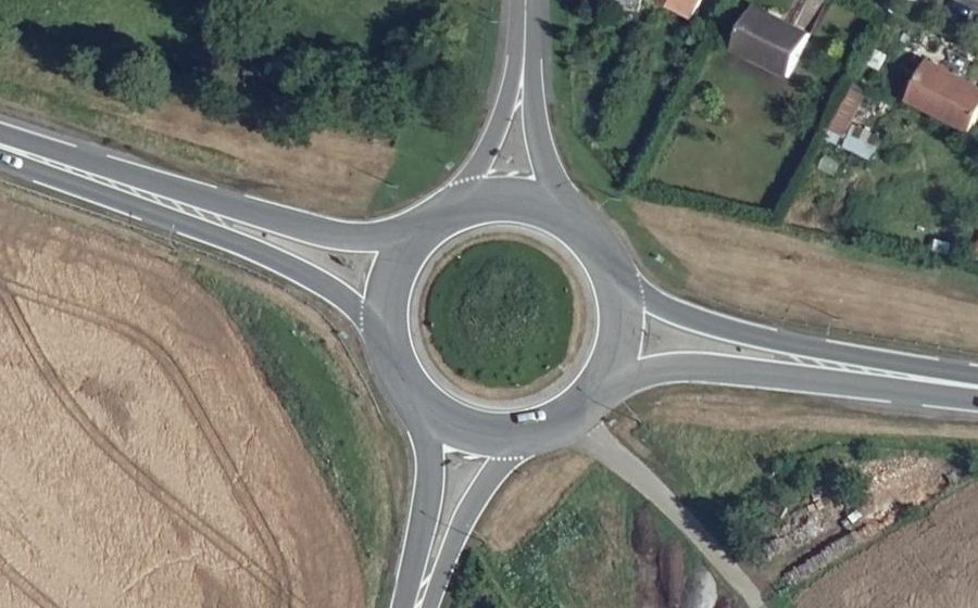 Vue aérienne du Rond-point anonyme n°140250740