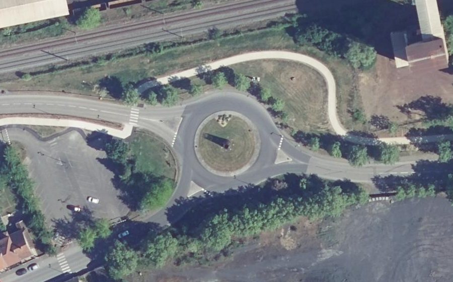 Vue aérienne du Rond-point anonyme n°14033172