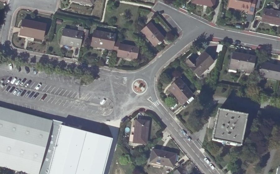 Vue aérienne du Rond-point anonyme n°140376568