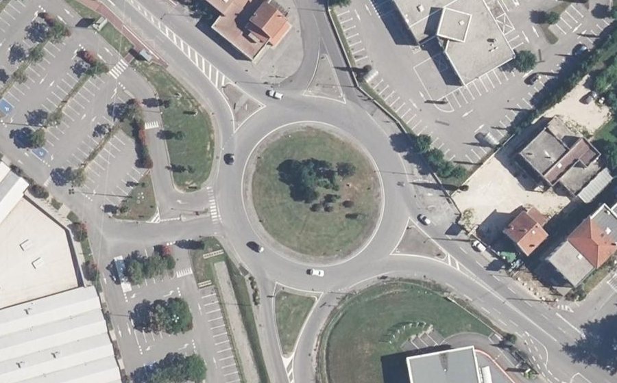 Vue aérienne du Rond-point anonyme n°140390081