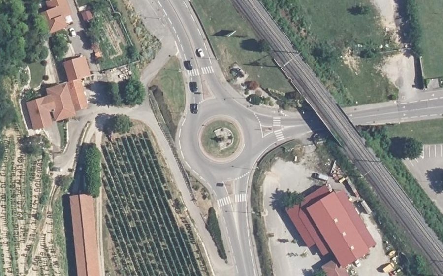 Vue aérienne du Rond-point anonyme n°140390095