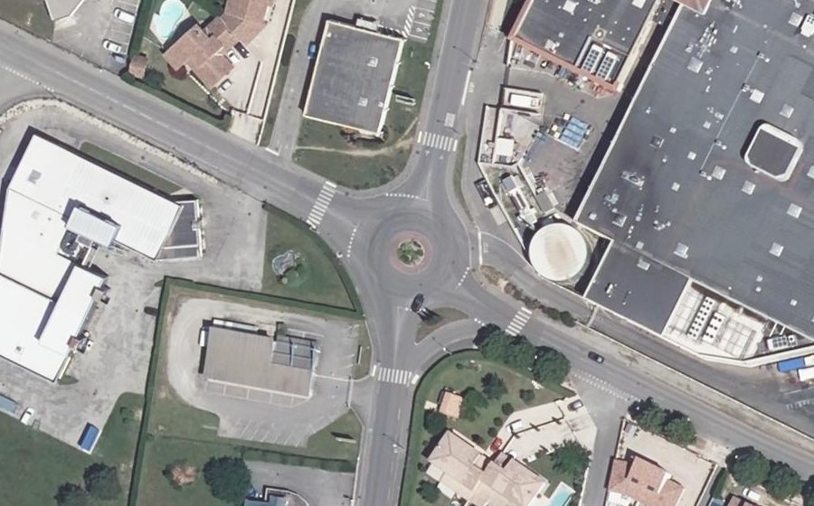 Vue aérienne du Rond-point anonyme n°140395081