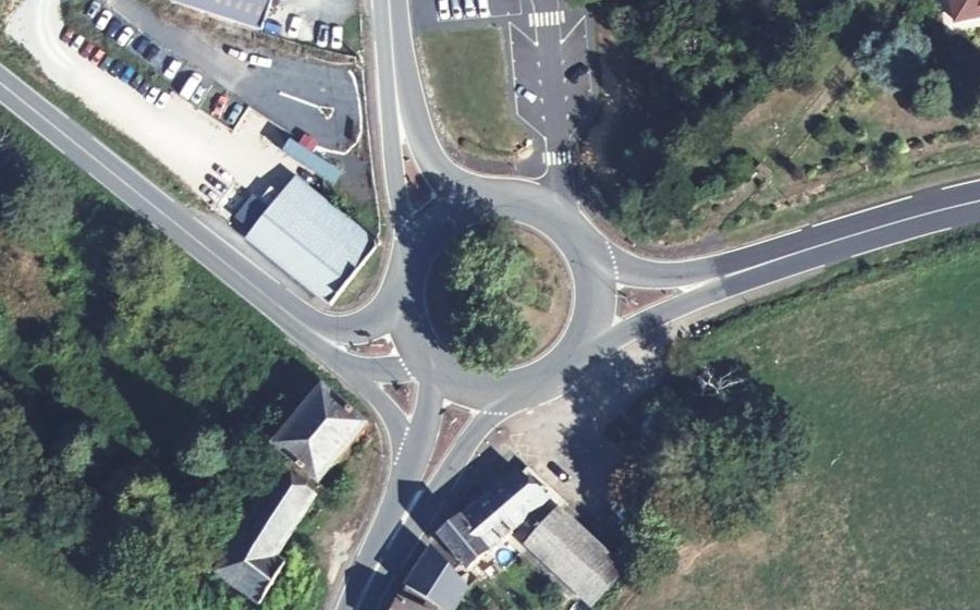 Vue aérienne du Rond-point anonyme n°140404521