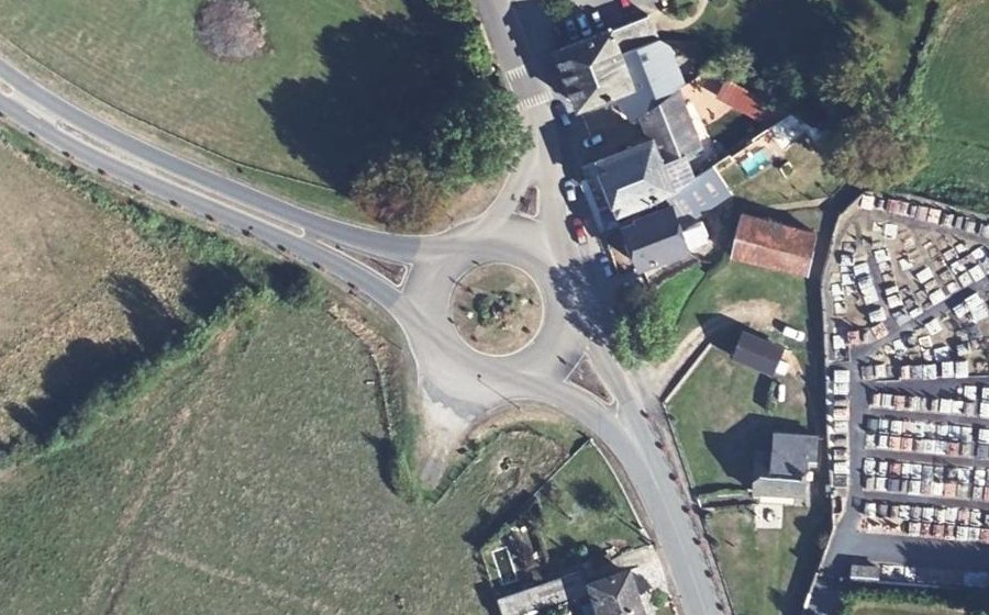 Vue aérienne du Rond-point anonyme n°140405646