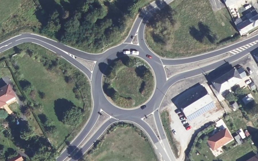 Vue aérienne du Rond-point anonyme n°140408952