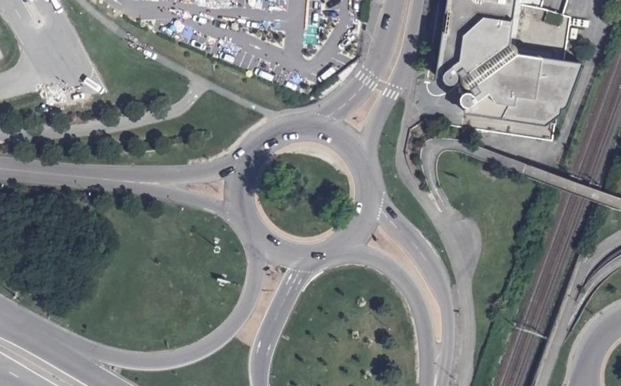Vue aérienne du Rond-point anonyme n°140558618
