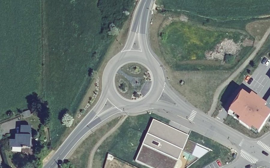 Vue aérienne du Rond-point anonyme n°140579199
