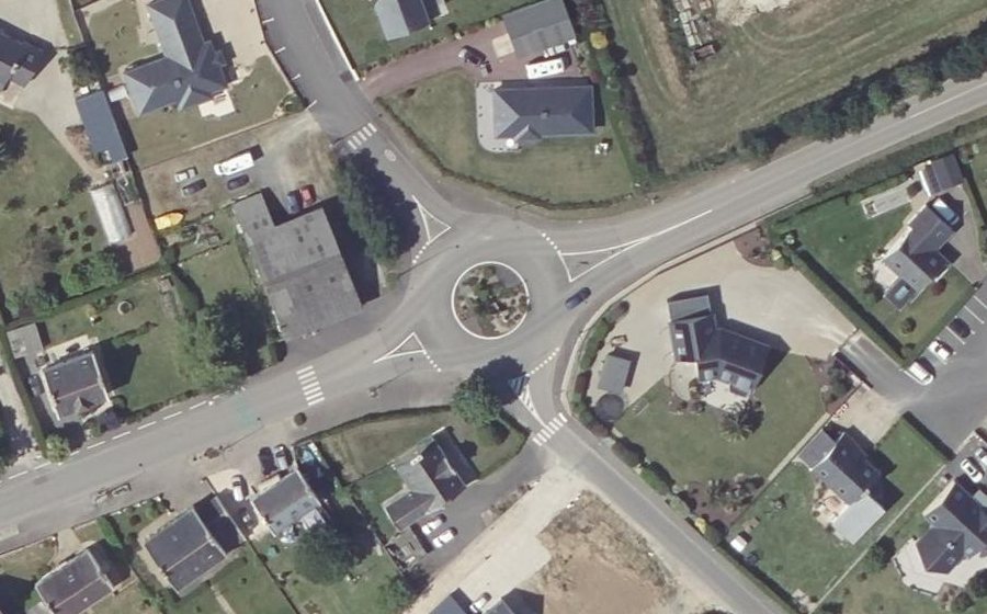 Vue aérienne du Rond-point anonyme n°140680113