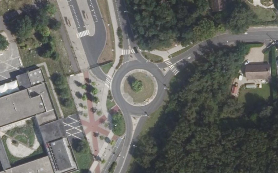 Vue aérienne du Rond-point anonyme n°140889133