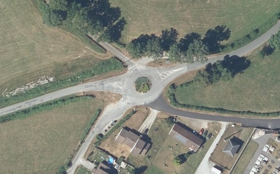 Vue aérienne du Rond-point anonyme n°140983848