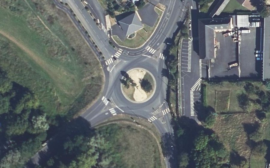 Vue aérienne du Rond-point anonyme n°141046714