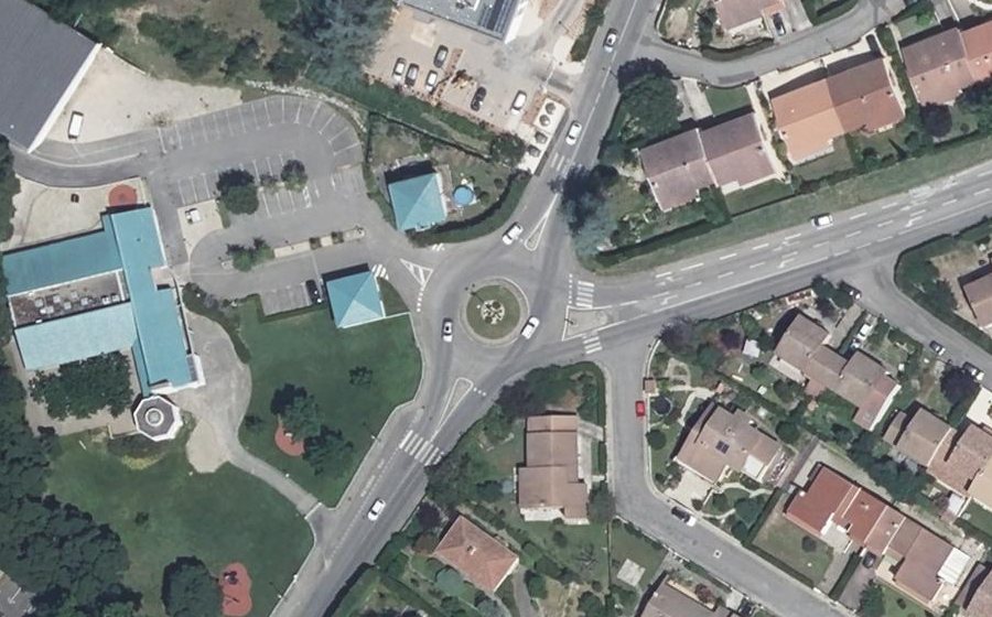 Vue aérienne du Rond-point anonyme n°141058198