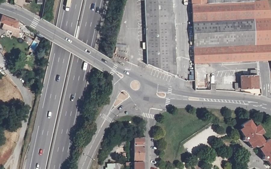 Vue aérienne du Rond-point anonyme n°141058205
