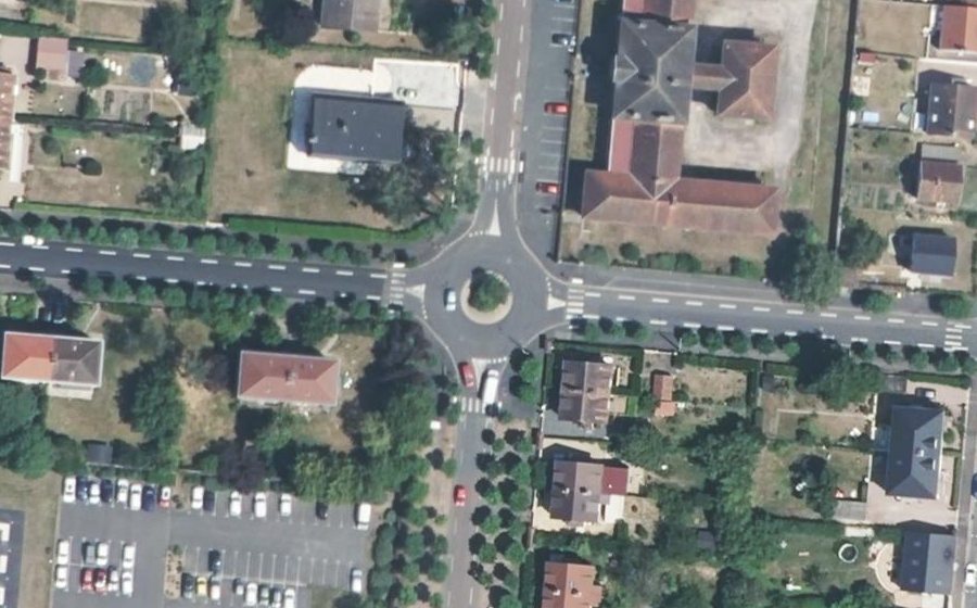 Vue aérienne du Rond-point anonyme n°141063622