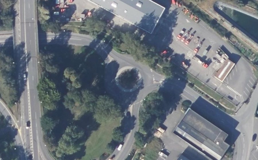 Vue aérienne du Rond-point anonyme n°141105438