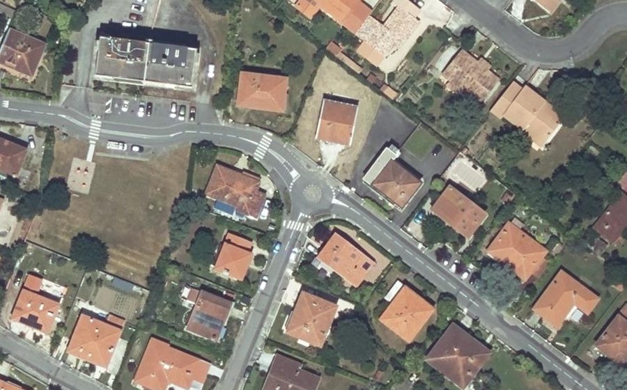 Vue aérienne du Rond-point anonyme n°141128594
