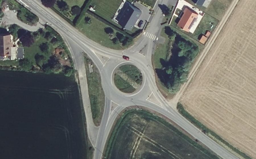 Vue aérienne du Rond-point anonyme n°141183248
