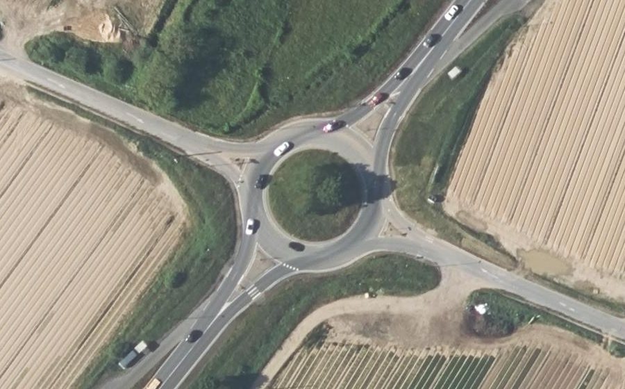 Vue aérienne du Rond-point anonyme n°141185466