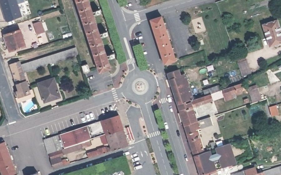 Vue aérienne du Rond-point anonyme n°141227859