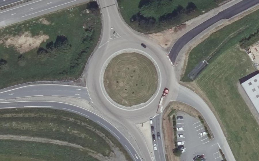 Vue aérienne du Rond-point anonyme n°141257379
