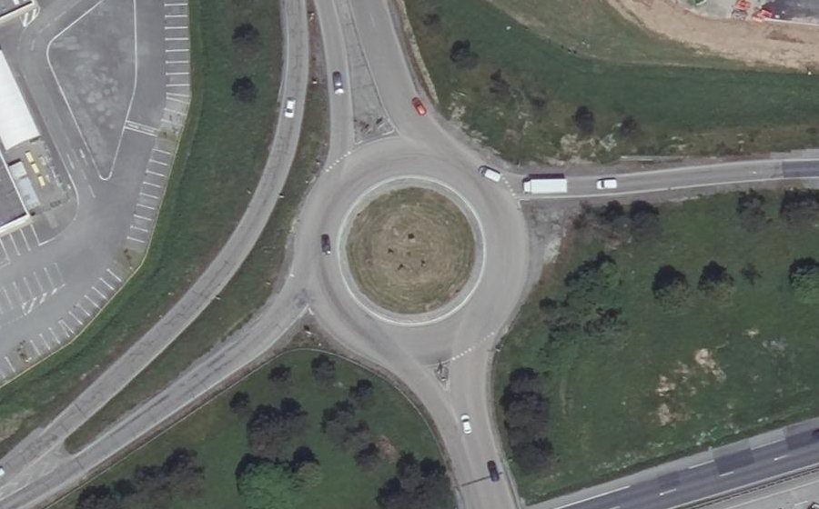 Vue aérienne du Rond-point anonyme n°141257380