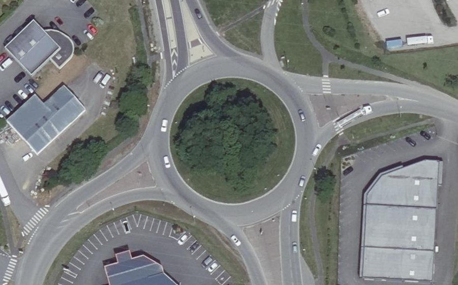 Vue aérienne du Rond-point anonyme n°141257381
