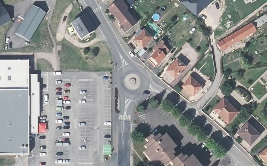 Vue aérienne du Rond-point anonyme n°141263956