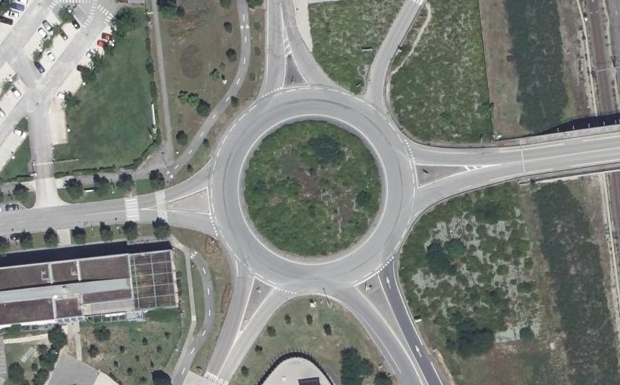 Vue aérienne du Rond-point anonyme n°141323304
