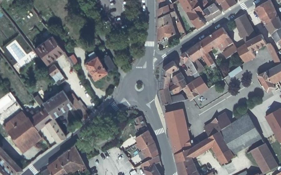 Vue aérienne du Rond-point anonyme n°141329185