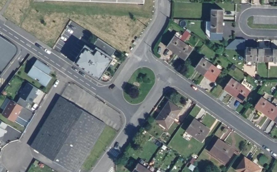 Vue aérienne du Rond-point anonyme n°141357884